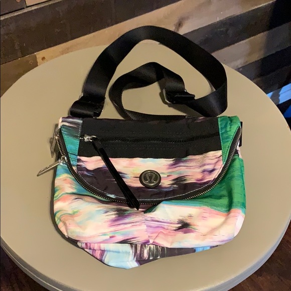 lululemon athletica Handbags - LuluLemon festival bag.